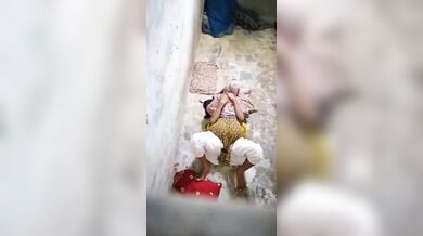 मुस्लिम भाभी की चुदाई किसी ने चुपके से देखी, भाभी की फटी गांड!