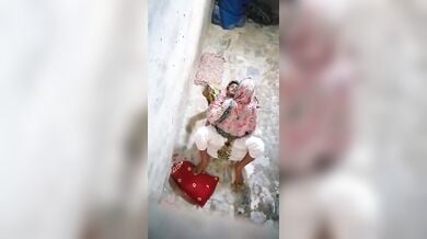 मुस्लिम भाभी की चुदाई किसी ने चुपके से देखी, भाभी की फटी गांड!