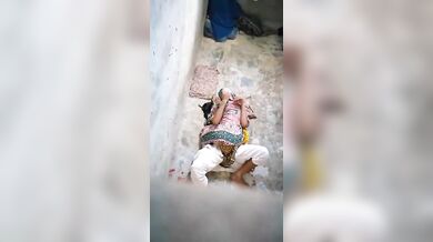 मुस्लिम भाभी की चुदाई किसी ने चुपके से देखी, भाभी की फटी गांड!