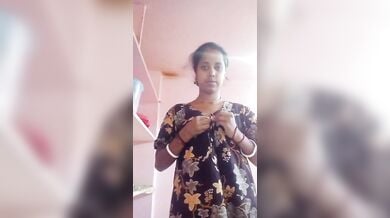 देसी बीवी ने उतारी नाइटी, दिखाई कमसिन फिगर, बुर, चुची और गांड