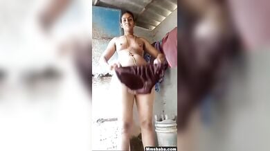 देसी वाइफ चड्डी उतारकर खडे खडे मूती, दिखाया भोसडा और एसहोल