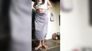 देहाती बिहारी लडकी ने माँ से बातें करते हुए दिखाई बुर और बुब