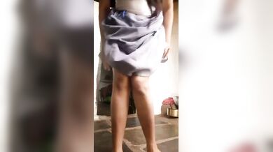 देहाती बिहारी लडकी ने माँ से बातें करते हुए दिखाई बुर और बुब