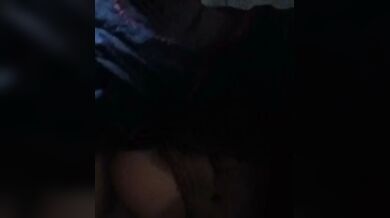 पत्नी के गोरे मोटे बूब्स को दबाया पति ने