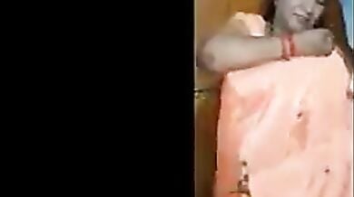 मोटी आंटी ने साड़ी उतारकर दिया अंकल को ब्लौजोब