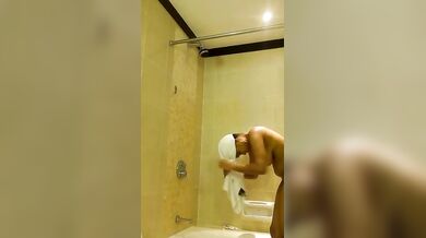 फाइव स्टार होटल के बाथरूम में लड़की ने दिखाया नंगा बदन