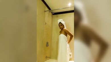 फाइव स्टार होटल के बाथरूम में लड़की ने दिखाया नंगा बदन