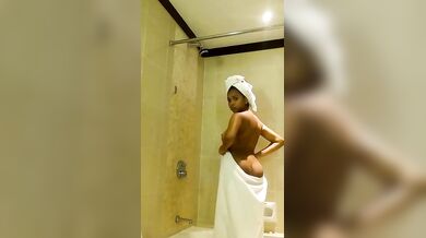 फाइव स्टार होटल के बाथरूम में लड़की ने दिखाया नंगा बदन