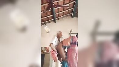 जवान बहू ने बूढ़े ससुर के लिए नीचे कर दी अपनी सलवार