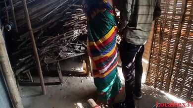 विलेज पड़ोसन भाभी की साड़ी उठाकर झोपड़ी में डॉगी स्टाइल चुदाई