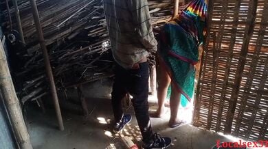 विलेज पड़ोसन भाभी की साड़ी उठाकर झोपड़ी में डॉगी स्टाइल चुदाई