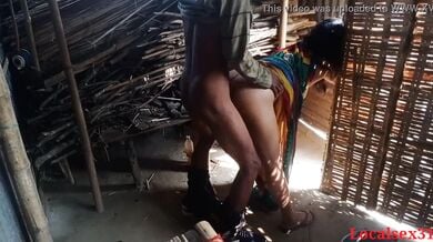 विलेज पड़ोसन भाभी की साड़ी उठाकर झोपड़ी में डॉगी स्टाइल चुदाई