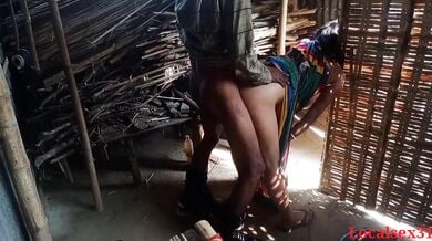 विलेज पड़ोसन भाभी की साड़ी उठाकर झोपड़ी में डॉगी स्टाइल चुदाई