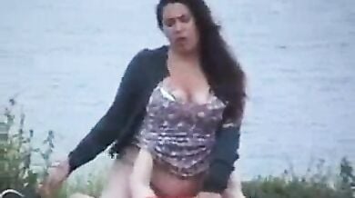 झील किनारे आउटडोर सेक्स करते टूरिस्ट पर स्पायिंग