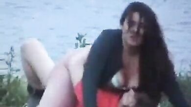 झील किनारे आउटडोर सेक्स करते टूरिस्ट पर स्पायिंग