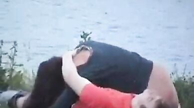 झील किनारे आउटडोर सेक्स करते टूरिस्ट पर स्पायिंग