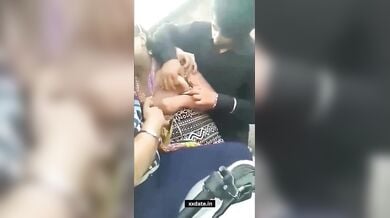 हवा में गांड चूत की पाउंन्डिंग, दूसरी लड़की के बूब्स चूसे