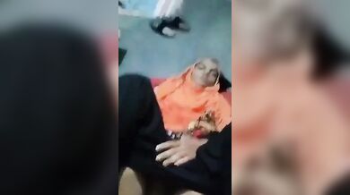 हिजाब पहनी मुस्लिम लड़की की टाइट चूत की सील तोड़ने की कोशिश