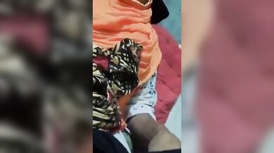 हिजाब पहनी मुस्लिम लड़की की टाइट चूत की सील तोड़ने की कोशिश