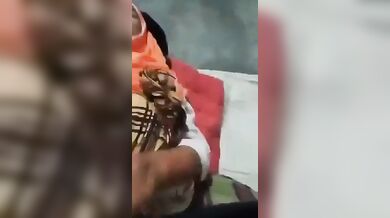 हिजाब पहनी मुस्लिम लड़की की टाइट चूत की सील तोड़ने की कोशिश