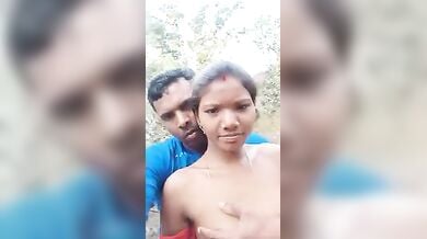 खेत मालिक ने झाड़ियों में दबाई मजदूर औरत की चूचियां