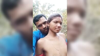 खेत मालिक ने झाड़ियों में दबाई मजदूर औरत की चूचियां