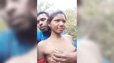 खेत मालिक ने झाड़ियों में दबाई मजदूर औरत की चूचियां