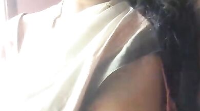 साड़ी पहनी बंगाली औरत ने दबाएं अपने रसगुल्ले