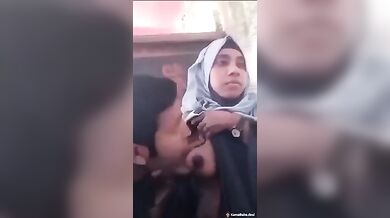 बुर्का हिजाब पहनी पाकिस्तानी लड़की के बूब दबाकर चूसे