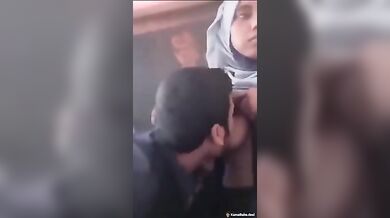 बुर्का हिजाब पहनी पाकिस्तानी लड़की के बूब दबाकर चूसे