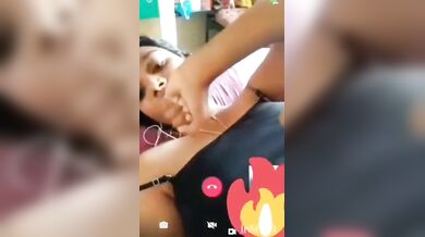 वीडियो कॉल पर लवर को अपने बुब, चड्डी दिखाती प्यासी औरत