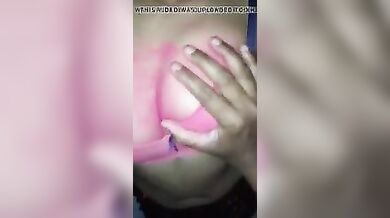 गुलाल लगाकर भाभी के बुब्स दबाए