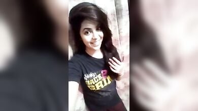 हाई प्रोफाइल घर की लड़की ने दिखाएं बुब्स, बोली, “पी लो”.