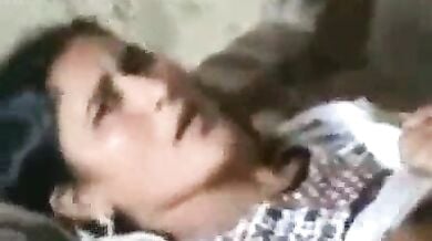 खटिया पर पाकिस्तानी रंडी चोदने की फिराक में दो आदमी