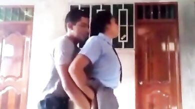 कॉलेज गर्ल की यूनिफॉर्म स्कर्ट उठाकर उसे पोर्न स्टार की तरह चोदा