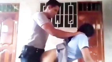 कॉलेज गर्ल की यूनिफॉर्म स्कर्ट उठाकर उसे पोर्न स्टार की तरह चोदा