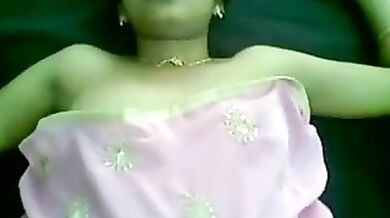 स्लिम, गोरी बीवी के मुलायम बूब दबाएं, मोटी चूत चुदाई