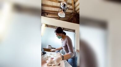 थाई मसाज गर्ल की वैक्सिंग से आदमी का माल छूट गया