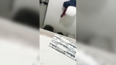 पब्लिक टॉयलेट में चुदाई कर रहे लवर्स पकड़े गए