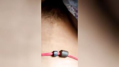 क्लासरूम में लड़की की यूनिफॉर्म में हाथ डालकर दबाई चुचियां