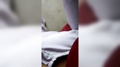 क्लासरूम में लड़की की यूनिफॉर्म में हाथ डालकर दबाई चुचियां