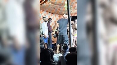 देहातियों के सामने स्टेज पर नंगी नाचती ४ बिहारी नचनियां