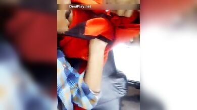 ड्राइवर ने कार में चुसे मालकिन के निप्पल्स