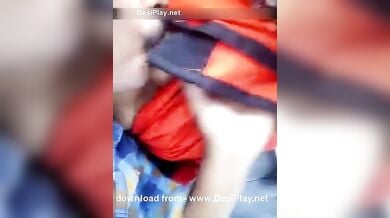 ड्राइवर ने कार में चुसे मालकिन के निप्पल्स