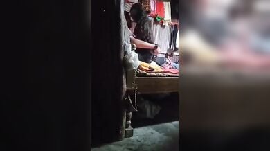 लवर्स की किसिंग, बुब सकिंग पडोसी ने चुपके से फिल्माई