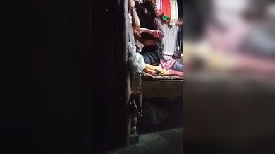 लवर्स की किसिंग, बुब सकिंग पडोसी ने चुपके से फिल्माई