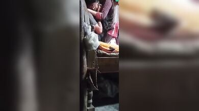 लवर्स की किसिंग, बुब सकिंग पडोसी ने चुपके से फिल्माई