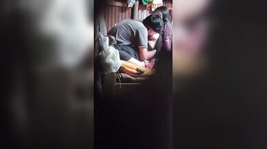 लवर्स की किसिंग, बुब सकिंग पडोसी ने चुपके से फिल्माई