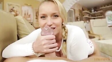 ब्लाँड लडकी ने चुसा बडे लंड का मोटा मशरूम जैसा टोपा