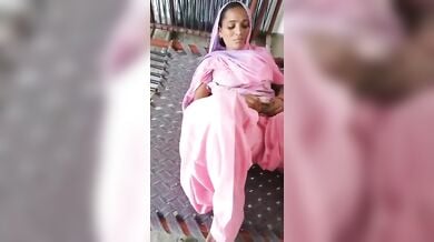 पाकिस्तानी देहाती औरत ने सलवार खोलकर दिखाई चूत और गांड